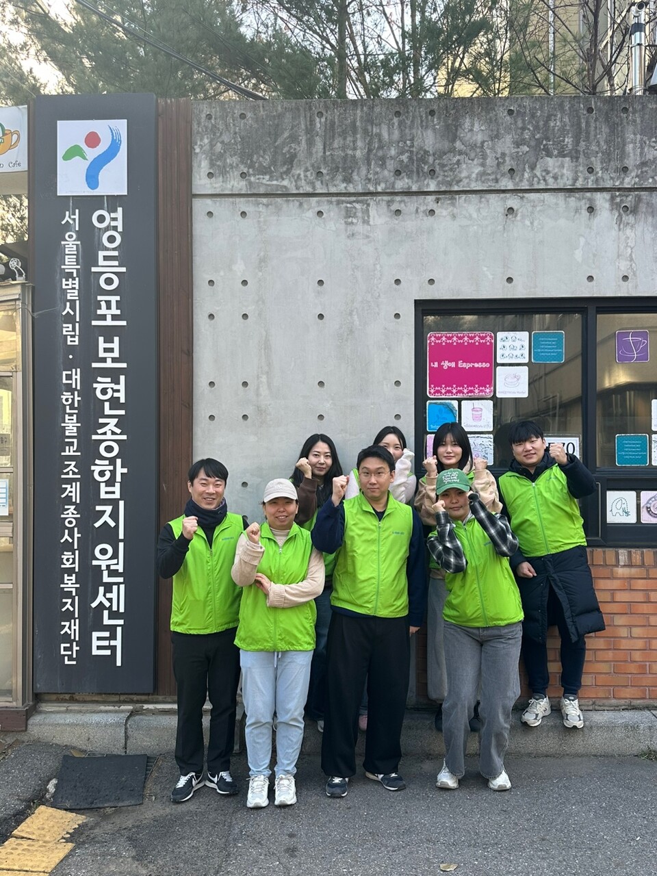 NH농협캐피탈 임직원 자율봉사단 반듯이(e) 단원들이 지난 14일 영등포보현종합지원센터를 방문하여 급식봉사를 하고 기념촬영을 하고 있다. 사진=NH농협캐피탈