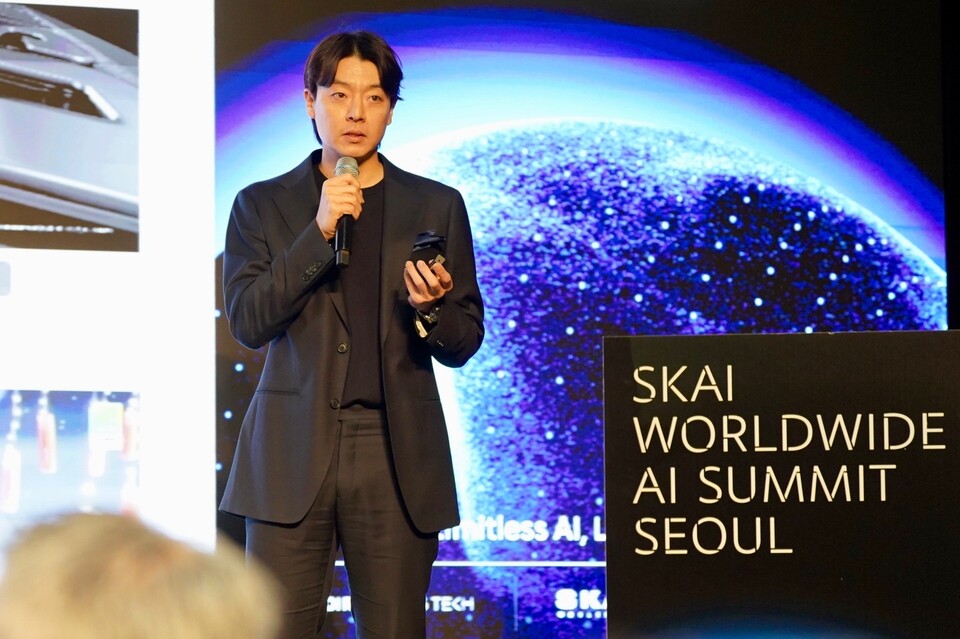 이재철 디렉터스테크 대표가 18일 서울 용산구 반얀트리에서 진행된 스카이월드와이드 출범식 행사에서 AI마케팅솔루션에 대해 소개하고 있다. 사진=스카이월드와이드