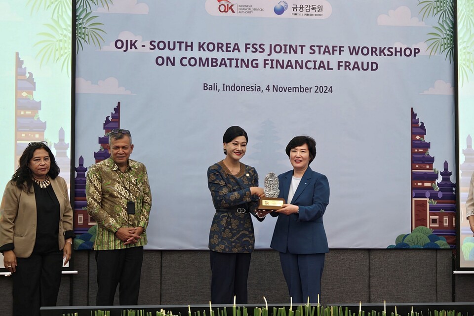 정현옥 우리은행 금융소비자보호그룹장(오른쪽 첫번째)이 인도네시아 금융당국 관계자로부터 ‘장금(場金)이 결연’ 소개 감사패를 수여 받고 기념촬영을 하고 있다. 사진=우리금융그룹