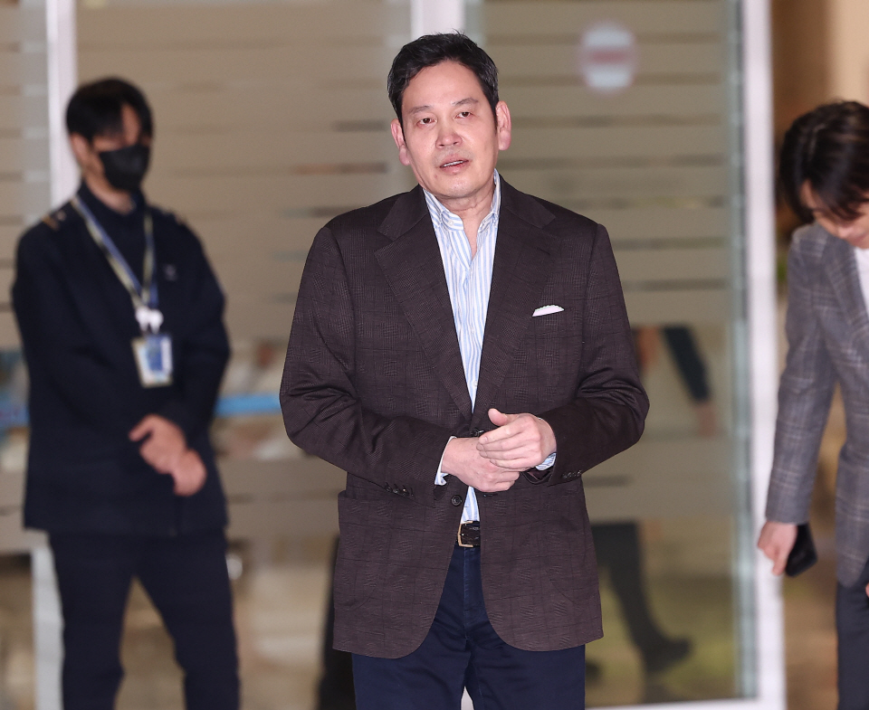 미국에서 도널드 트럼프 미 대통령 당선인을 만난 정용진 신세계그룹 회장이 22일 인천국제공항 제2여객터미널을 통해 귀국하고 있다. 사진=연합뉴스