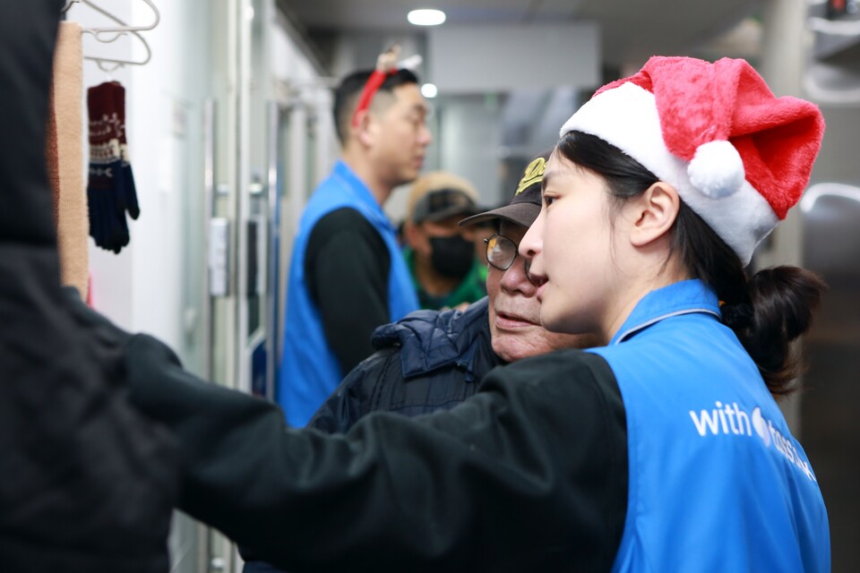 토스뱅크 임직원들이 20일 서울 종로구 돈의동에 위치한 쪽방촌을 찾아 주민들에게 크리스마스 선물을 전달하고 있다. 사진=토스뱅크