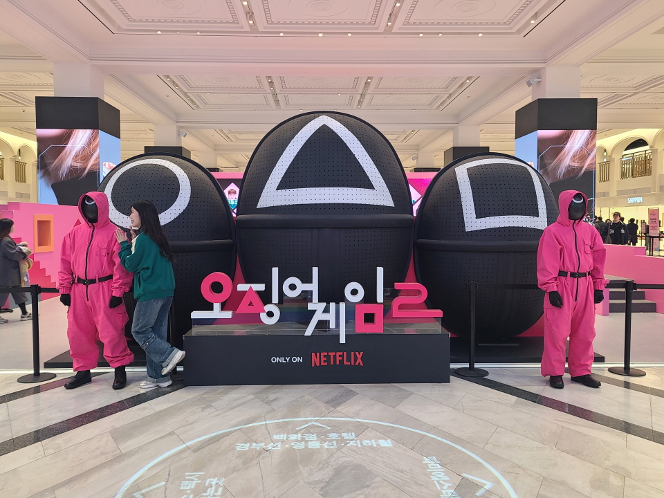 신세계백화점은 넷플릭스와 파트너십을 맺고 지난 20일부터 ‘오징어게임 시즌2’ 단독 팝업스토어(가설 매장)를 운영하고 있다. 사진은 신세계백화점 서울강남점에 마련된  ‘오징어게임 시즌2’ 팝업스토어. 사진=신용수 기자