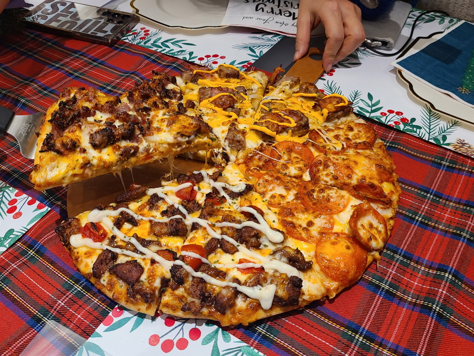 토종 버거·치킨 프랜차이즈 ‘맘스터치’가 가성비와 가심비를 모두 채운 ‘갓심비(god+가심비)’ 신메뉴 ‘WOW미트 피자’를 출시했다. 사진=신용수 기자