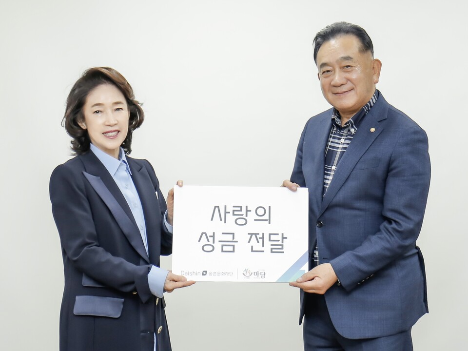 이어룡 대신파이낸셜그룹 회장(왼쪽)과 한상길 사회복지법인 마당 대표가 괴산군 청천재활원에서 사랑의 성금 전달식을 갖고 사진을 촬영하고 있다. 사진=대신파이낸셜그룹