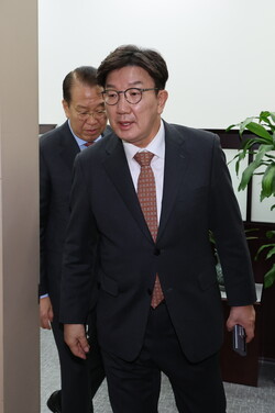 국민의힘 권성동 당 대표 권한대행 겸 원내대표와 비상대책위원장으로 지명된 권영세 의원이 27일 오후 서울 여의도 국회의장실을 항의방문한 후 나서고 있다. 사진=연합뉴스