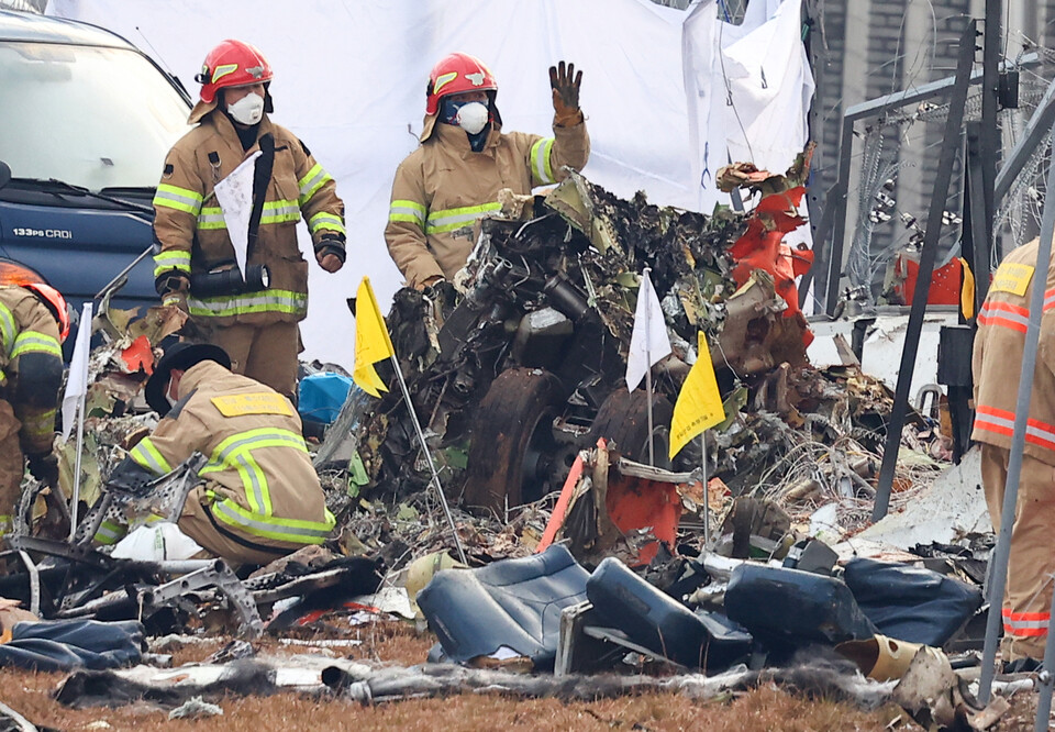 30일 오전 전남 무안군 무안국제공항에서 발생한 제주항공 여객기 충돌 폭발 사고 현장에서 소방대원 등이 수색작업을 펼치고 있다. 사진=연합뉴스