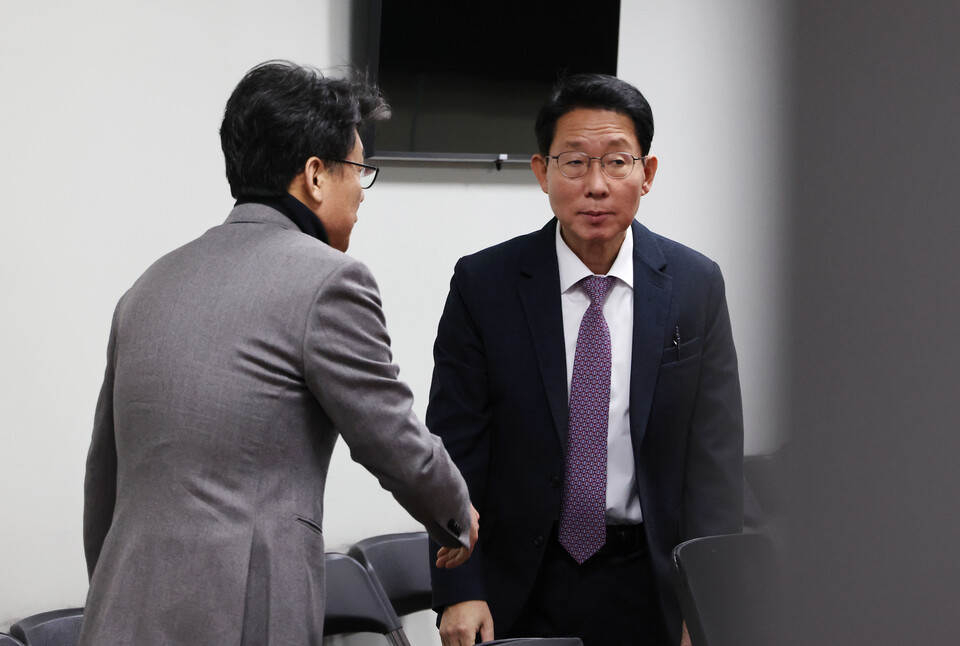 민의힘 김상훈 정책위의장(오른쪽)과 더불어민주당 진성준 정책위의장이 24일 오전 서울 여의도 국회 의원회관에서 여야 합의로 처리할 민생법안 논의하기 위해 만나고 있다. 사진=연합뉴스