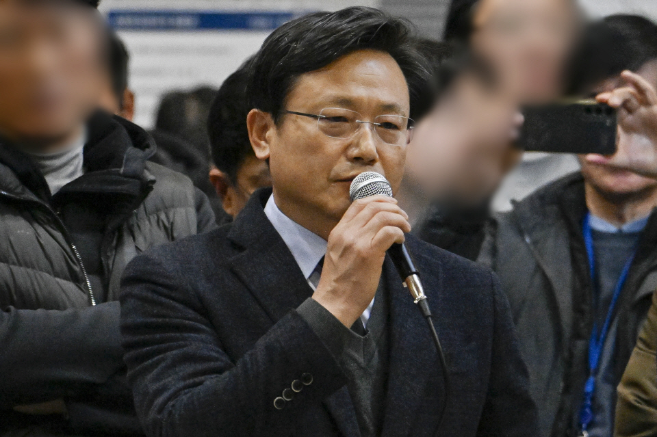 김이배 제주항공 대표이사가 29일 전남 무안군 무안국제공항에서 유가족들을 만나 사과하고 있다. 사진=연합뉴스