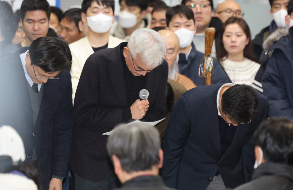 김이배 제주항공 대표 등 경영진이 29일 전남 무안국제공항에서 여객기 추락 사고 유가족들에게 사죄하며 고개를 숙이고 있다. 사진=연합뉴스