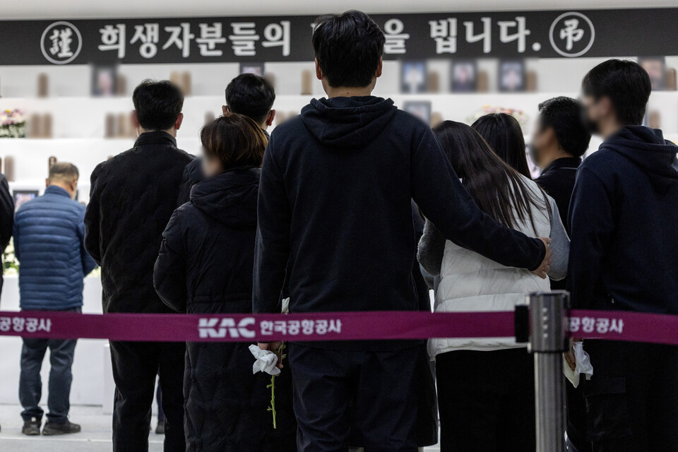 31일 오후 전남 무안군 무안국제공항에 마련된 분향소에서 제주항공 여객기 참사 유가족들이 조문하고 있다. 사진=공동취재단