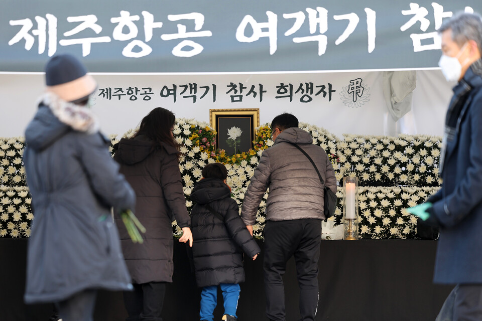 1일 오전 광주 동구 5·18 민주광장에 마련된 '제주항공 여객기 참사 희생자 합동분향소'에서 시민들이 추모하고 있다. 사진=연합뉴스