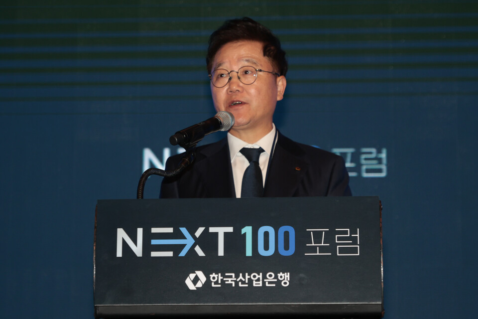 강석훈 산업은행장이 지난달 25일 서울 여의도 콘래드 호텔에서 열린 NEXT100 포럼에서 개회사를 하고 있다. 사진=연합뉴스