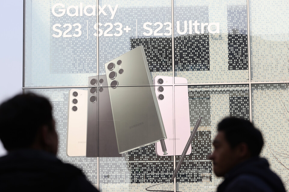 서울의 한 삼성디지털프라자에 붙은 갤럭시 S23 시리즈 광고. 사진=연합뉴스