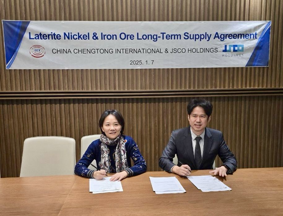 펑잉 차이나청통인터네셔널 부사장(왼쪽)과 한상민 제이스코홀딩스 대표가 앞서 7일 니켈 및 철광석 공급 MOA를 맺고 기념 사진을 촬영하고 있다. 사진=제이스코홀딩스