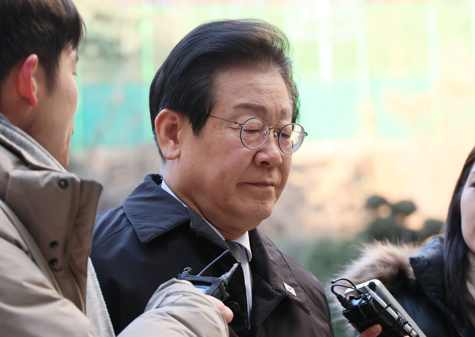 더불어민주당 이재명 대표가 7일 서울 서초구 서울중앙지법에서 열린 '대장동 배임·성남FC 뇌물' 관련 1심 속행 공판에 출석하기 위해 법정으로 향하고 있다. 사진=연합뉴스