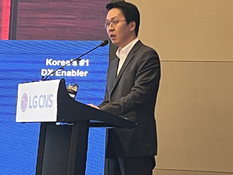 홍진헌 LG CNS 상무가 9일 오후 서울 여의도 콘래드호텔에서 진행된 기업설명회에서 글로벌 시장 진입 전략에 대해 설명하고 있다. 사진=한경석 기자