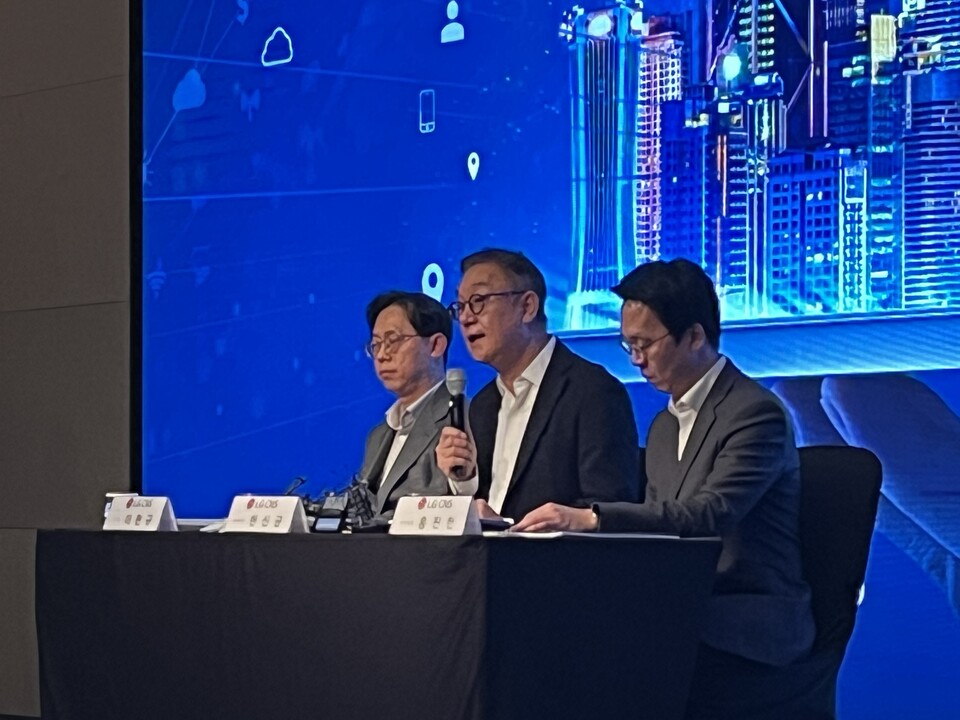 현신균 LG CNS 대표이사(가운데)가 9일 오후 서울 여의도 콘래드호텔에서 진행된 기업설명회에서 기자 질의에 답하고 있다. 사진=한경석 기자