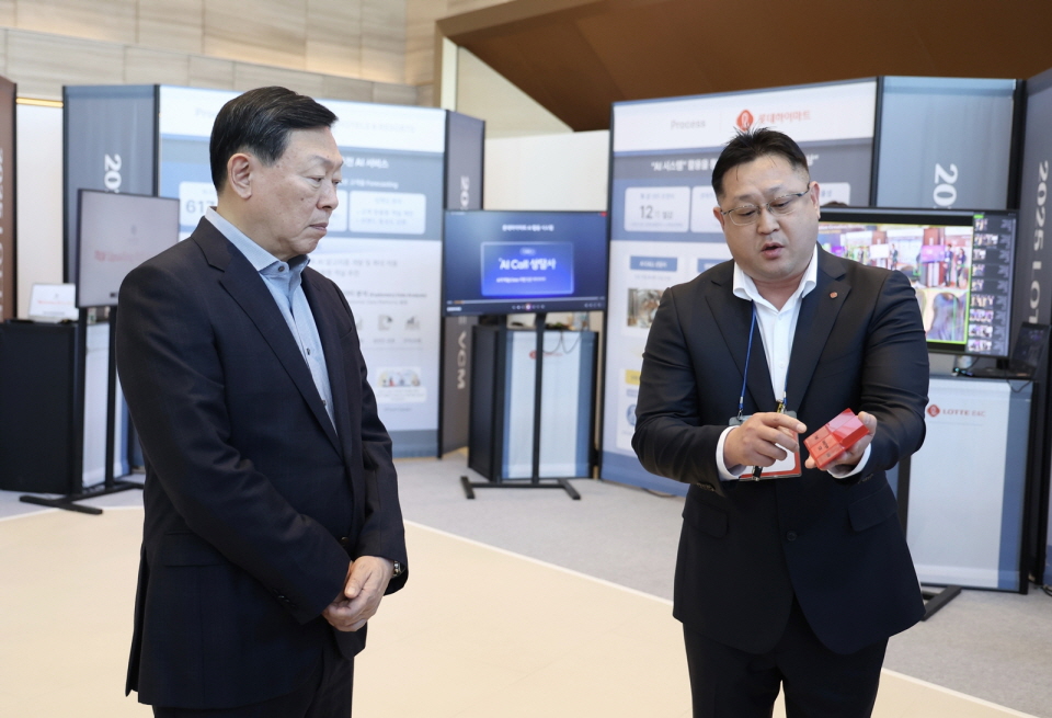 롯데는 9일 롯데월드타워에서 '2025 상반기 VCM'을 개최했다. 본 회의에 앞서 계열사의 AI 우수 혁신사례를 소개하는 'AI 과제 쇼케이스'를 진행했다. 신동빈 롯데 회장(왼쪽)이 롯데케미칼의 'AI 기반 컬러 예측 시스템'에 대한 설명을 듣고 있다. 사진=롯데그룹