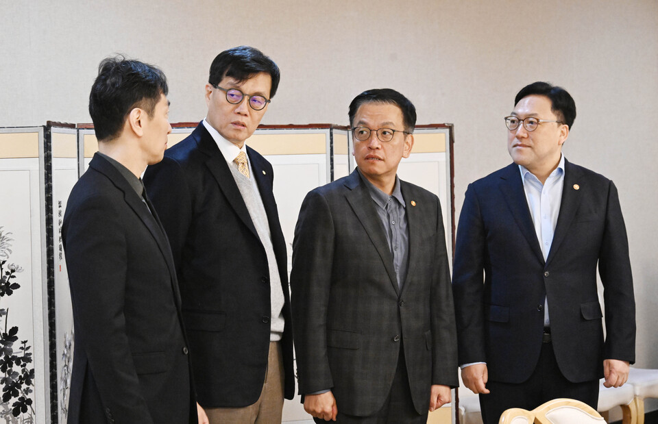 최상목 대통령 권한대행 부총리 겸 기획재정부 장관이 10일 정부서울청사에서 열린 거시경제·금융현안 간담회 참석자와 대화하고 있다. 왼쪽부터 이복현 금융감독원장, 이창용 한국은행 총재, 최 권한대행, 김병환 금융위원장. 사진=기획재정부