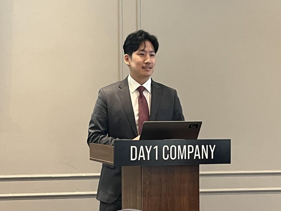 김강민 데이원컴퍼니 대표이사가 10일 서울 여의도 CCMM빌딩에서 열린 기업설명회에서 회사 소개에 앞서 기념 사진을 촬영하고 있다. 사진=한경석 기자