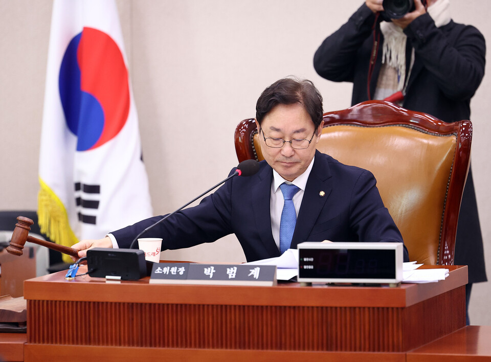 10일 오후 서울 국회에서 열린 법제사법위원회 법안심사제1소위원회에서 박범계 소위원장이 의사봉을 두드리고 있다. 사진=연합뉴스