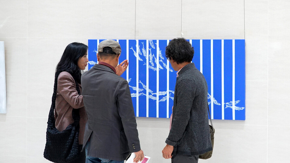 관람객들이 좋은데이지역작가초대전에서 정희정 작가의 작품을 살펴보고 있다. 사진=무학그룹
