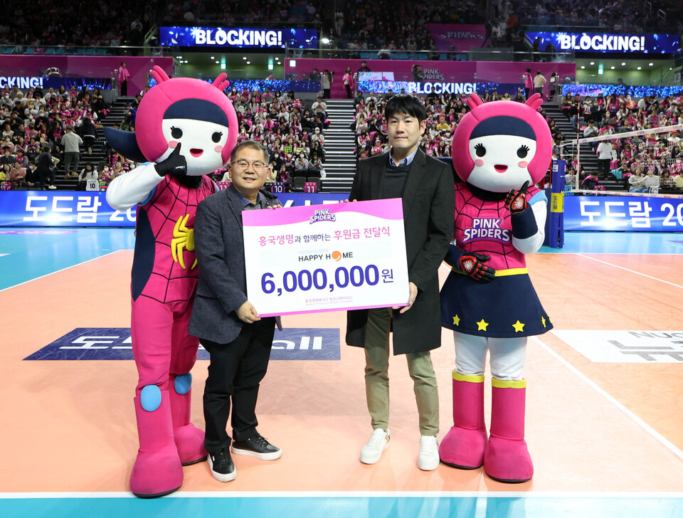 이승희 흥국생명 인사팀장(오른쪽)이 앞서 11일 인천 삼산체육관에서 이성일 인천 해피홈 보육원 원장에게 후원금을 전달하고 있다. 사진=흥국생명