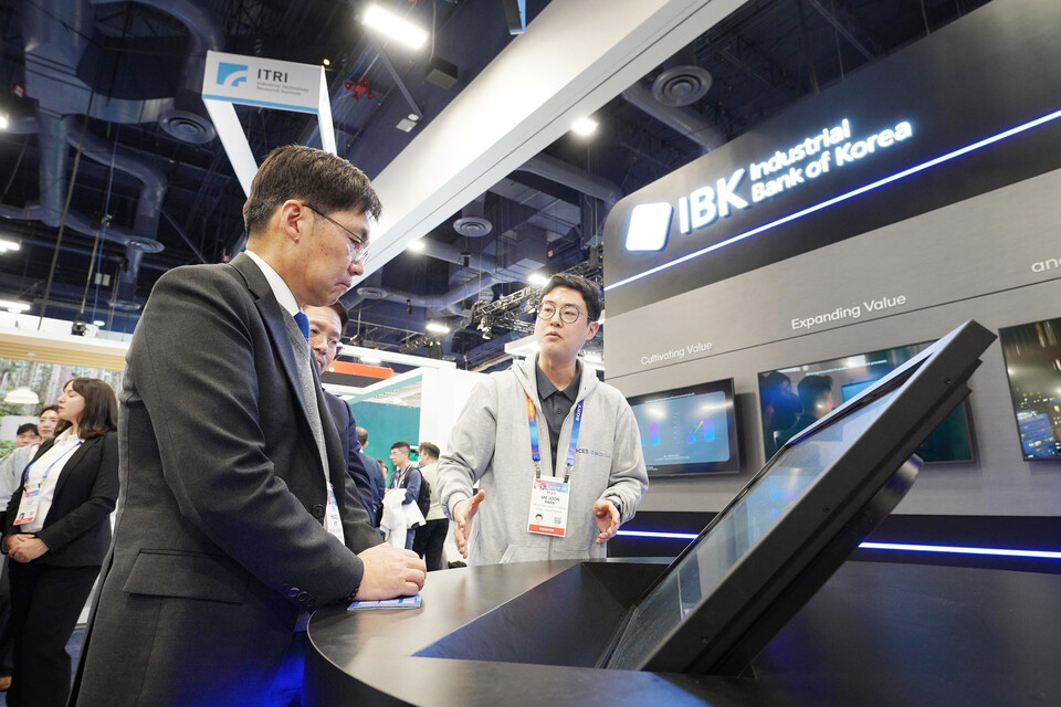 김형일 IBK기업은행 전무이사(왼쪽)가 미국 라스베가스에서 개최된 CES 2025에서  IBK홍보관을 둘러보고 있다. 사진=IBK기업은행