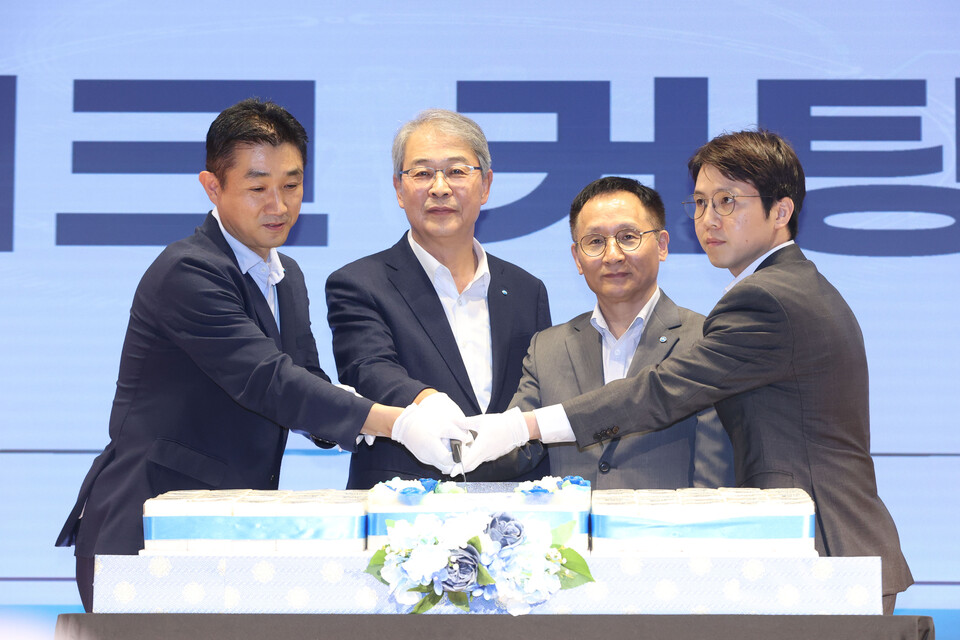 임종룡 우리금융 회장(왼쪽 두번째)과 남기천 우리투자증권 대표 등이 지난해 8일 1일 서울 여의도 TP타워에서 열린 '우리투자증권 출범식'에서 떡케이크 커팅을 하고 있다. 사진=연합뉴스