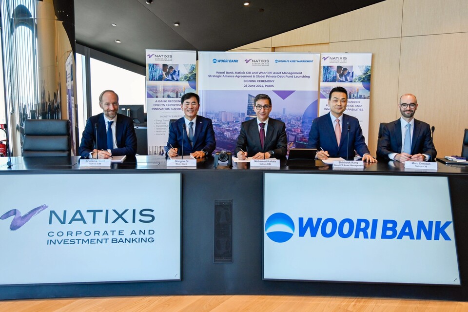 (왼쪽부터)브루노 르 생 나틱시스 아시아태평양지역 대표(Bruno Le Saint,  CEO Natixis CIB Asia Pacific), 기동호 우리은행 기업투자금융부문장, 모하메드 칼랄라 나틱시스 글로벌 총괄 대표(Mohamed Kallala, Global Head Natixis CIB), 강신국 우리PE자산운용 대표, 마크 덴진 나틱시스 자금운용부문 대표(Marc Denjean, Global Head of Resource Allocation & Portfolio Management Natixis CIB)가 지난해 6월 25일 업무협약을 맺고 기념 사진을 촬영하고 있다. 사진=우리금융그룹