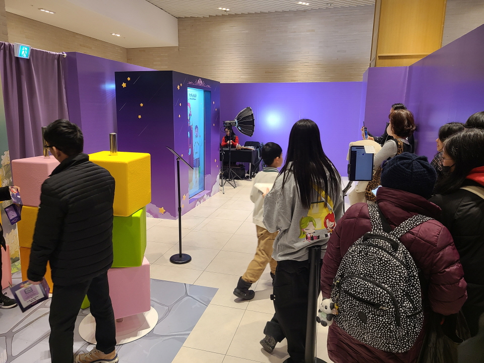 ‘빙그레 소원왕국’ 팝업스토어의 미니게임과 버추얼존 참가 대기줄. 사진=신용수 기자