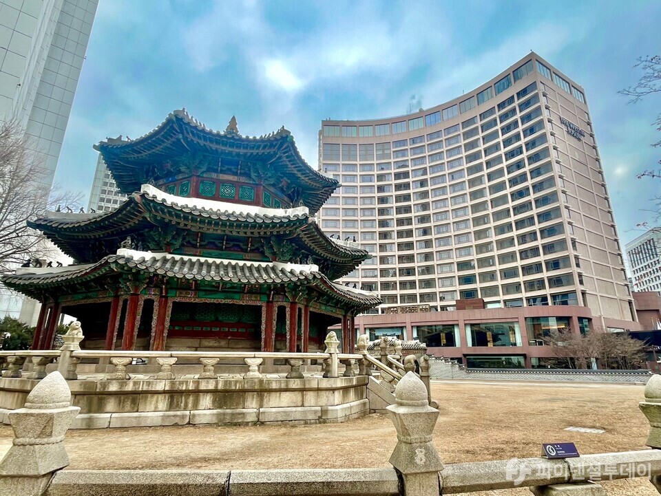 웨스틴 조선 서울 앞에 위치한 황궁우. 사진=허서우 기자