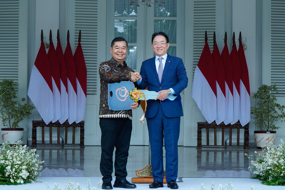 (사진 왼쪽부터) 뜨구 스티야부디(Teguh Setyabudi) 인도네시아 자카르타 주지사와 홍정표 한화생명 커뮤니케이션실 부사장이 16일(현지시간) 인도네시아 자카르타 주정부 청사에서 열린 ‘찾아가는 패밀리센터 이양식’ 기념촬영을 하고 있다. 사진=한화생명