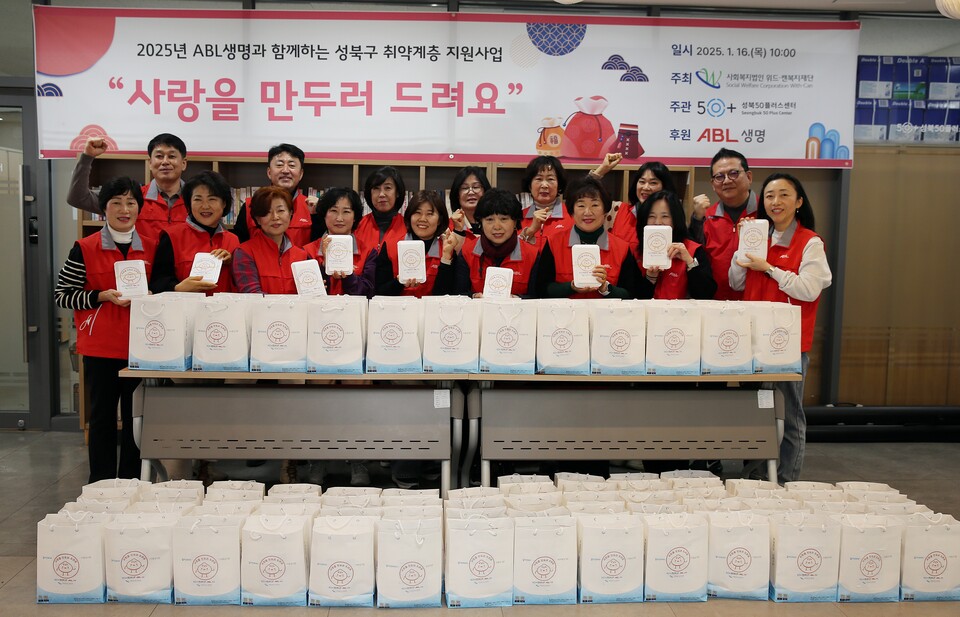 ABL생명 전속설계사(FC)와 FC실 임직원이 기념촬영을 하고 있다. 사진=ABL생명