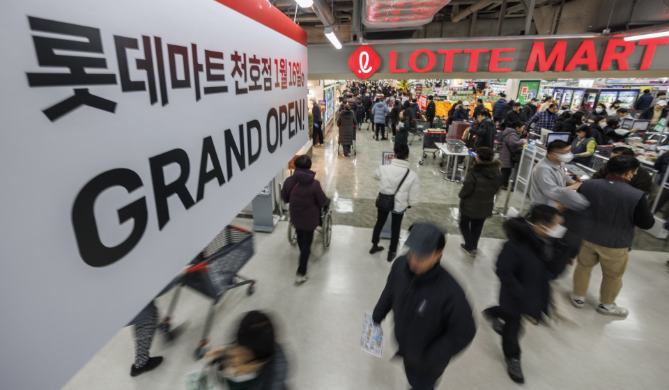 6일 오후 이날 개점한 서울 강동구 롯데마트 천호점이 시민들로 붐비고 있다. 사진=연합뉴스