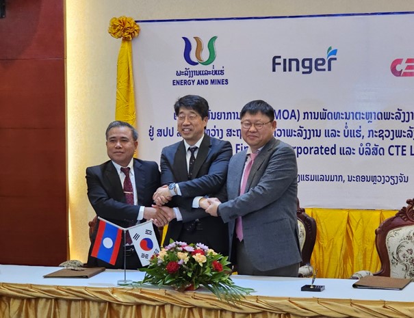 안인주 핑거 대표(가운데)가 라오스 정부 산하 에너지 및 광물 연구소(RIEM) 및 CTE Lao 와 협정각서(MOA)를 체결하고 있다. 사진=핑거