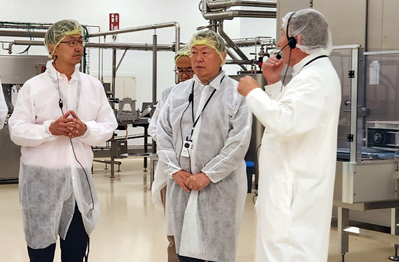 신동빈 롯데회장(오른쪽 두번째)이 지난해 9월 벨기에 신트니클라스 소재의 길리안 생산 공장을 점검하고 있다. 사진=롯데지주