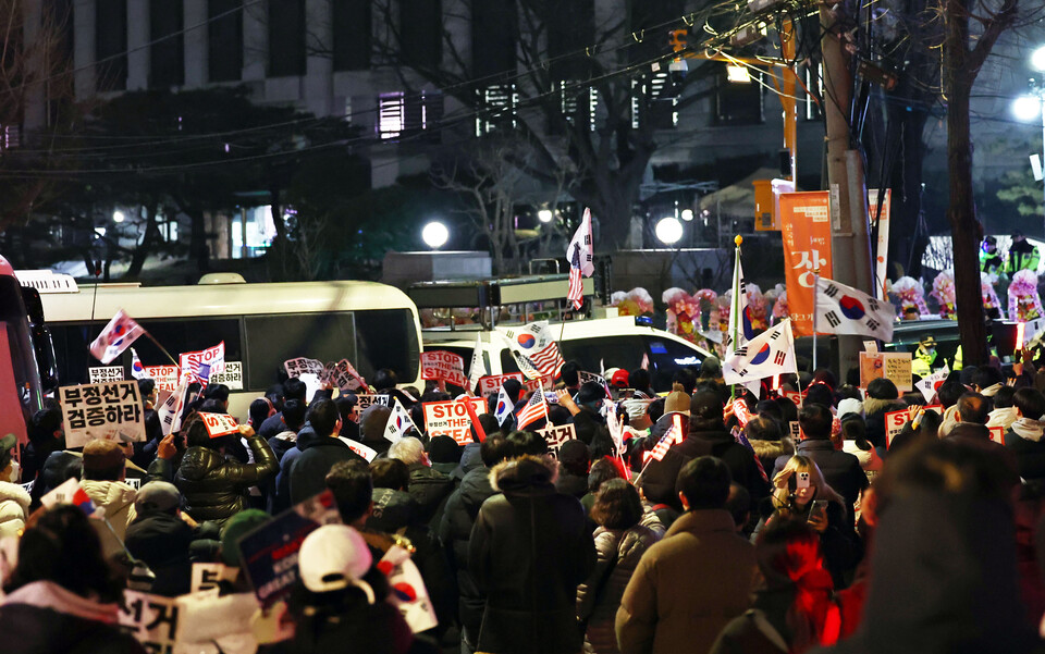 윤석열 대통령 지지자들이 19일 저녁 서울 종로구 헌법재판소 인근에서 탄핵 반대 구호를 외치고 있다. 사진=연합뉴스