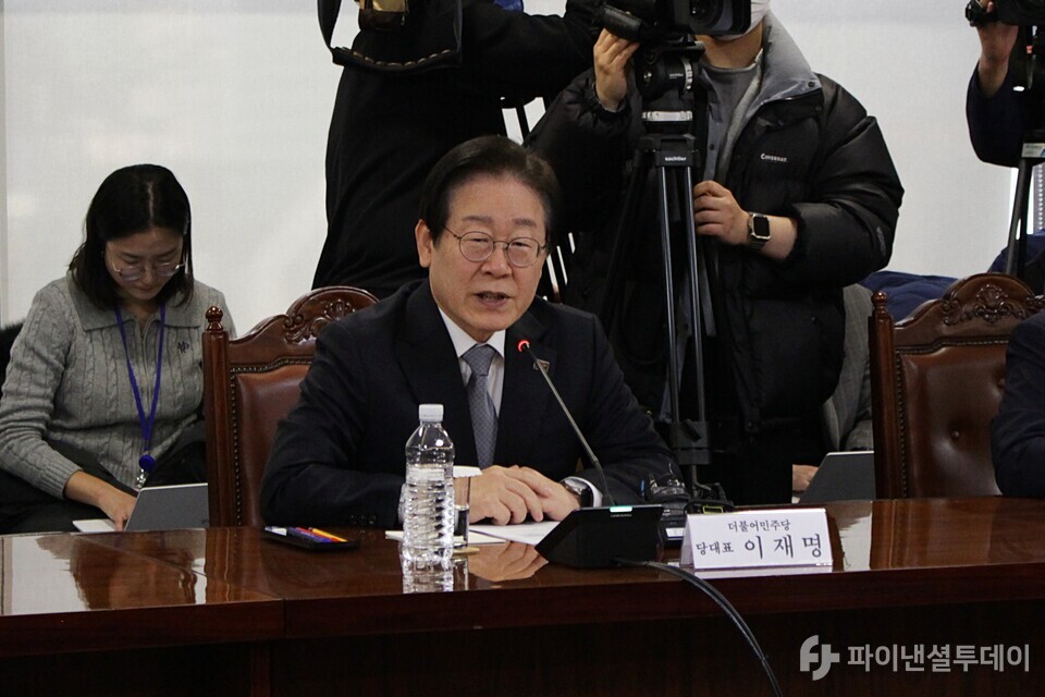 이재명 더불어민주당 대표가 20일 오후 서울 중구에 위치한 은행연합회에서 은행권을 향해 서민금융 지원 관련 충실한 이행을 당부하고 있다. 사진=신수정 기자