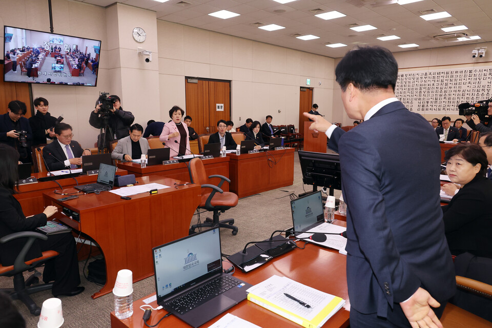 24일 오전 국회에서 열린 법제사법위원회 전체회의에서 박균택 더불어민주당 의원, 조배숙 국민의힘 의원 등 여야 의원들이 언쟁을 벌이고 있다. 사진=연합뉴스