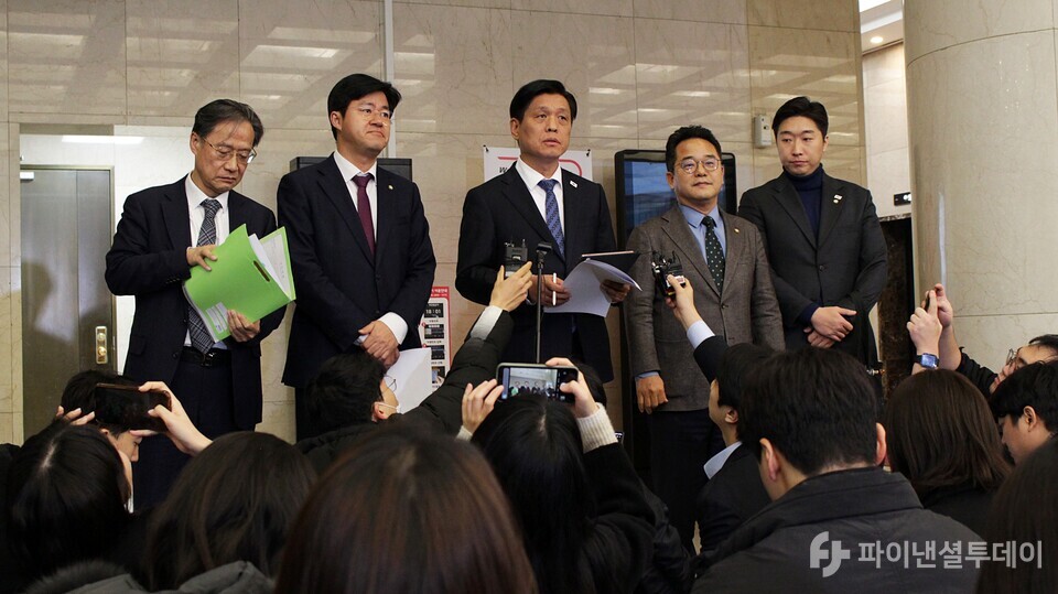 조승래 더불어민주당 수석대변인이 20일 오후 이재명 당대표와 은행권 간담회 직후 기자들과 만난 자리에서 정치권과 금융권이 논의한 현안을 브리핑하고 있다. 사진=신수정 기자