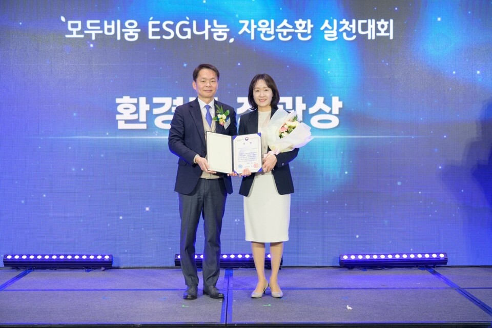 이병화 환경부 차관(왼쪽)과 이현주 우리은행 ESG기획부장이 17일 진행된 모두비움 ESG나눔, 자원순환 실천대회에 참석해 기념 촬영을 하고 있다. 사진=우리은행