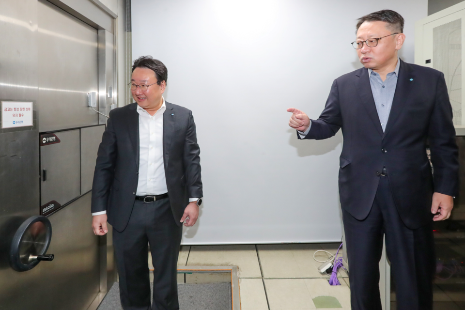 정진완 우리은행장(오른쪽)이 지점에 있는 금고의 잠금장치 이상 유무 및 관리 상태를 점검하고 있다. 사진=우리은행