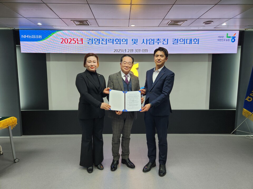 김장섭 NH저축은행 대표이사(왼쪽 두 번째)와 임직원 대표 직원들이 지난 3일, 서울 강남구 본사에서‘경영전략회의 및 사업추진 결의대회’를 마치고 기념촬영을 하고 있다. 사진=NH저축은행