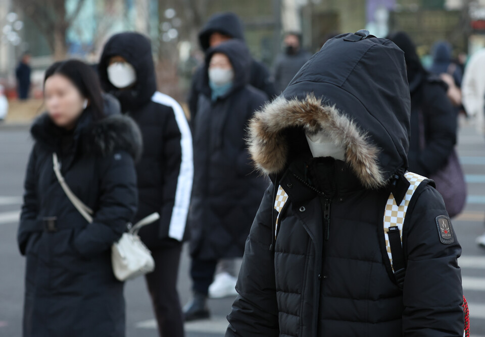 한파가 기승을 부리며 서울의 체감온도가 영하 18.7도까지 떨어진 지난 4일 오전 서울 종로구 광화문네거리에서 시민들이 이동하고 있다. 사진=연합뉴스