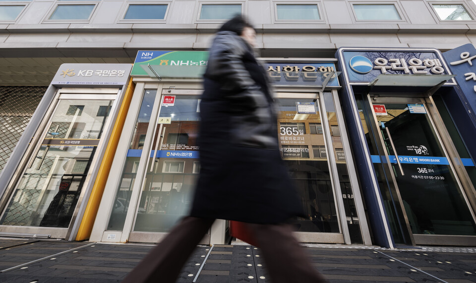 한 시민이 4대 은행의 현금자동화입출금기(ATM) 앞을 지나고 있다. 사진=연합뉴스