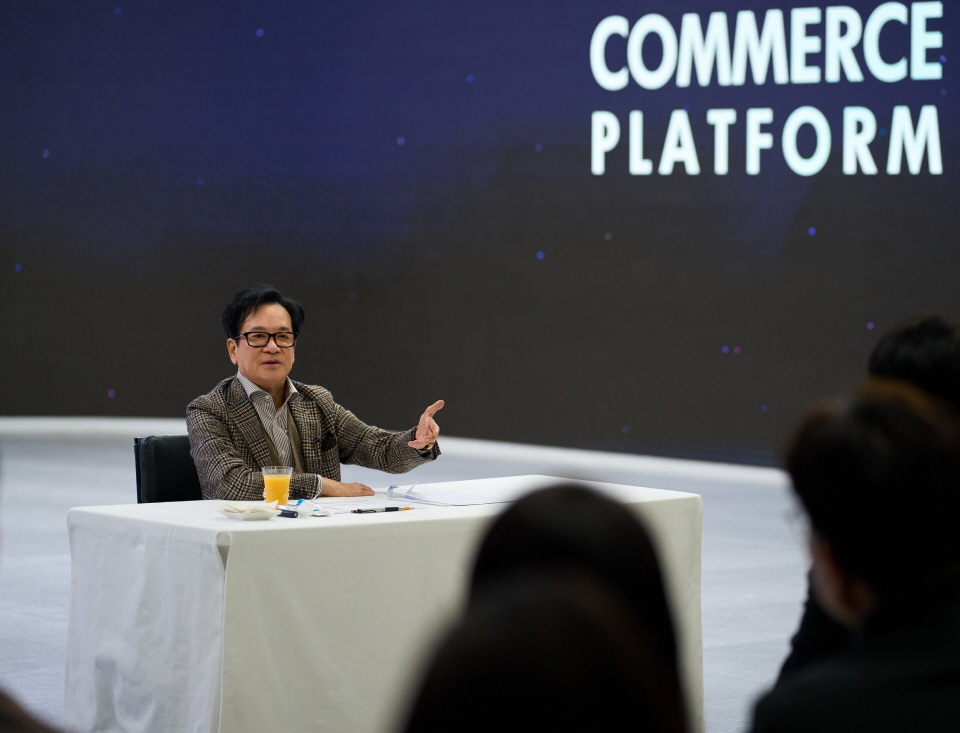 이재현 CJ그룹 회장이 지난 7일 서울 서초구 CJ온스타일 본사에서 직원들을 만나 격려하고 있다. 사진=CJ그룹