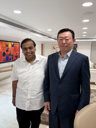 롯데는 6일 인도 푸네시에서 하브모어 신공장 준공식을 개최했다. 신동빈 롯데 회장(오른쪽)과 인도 최대 기업 중 하나인 릴라이언스그룹의 무케시 암바니  회장(왼쪽)이 사진을 촬영하고 있다. 사진=롯데지주