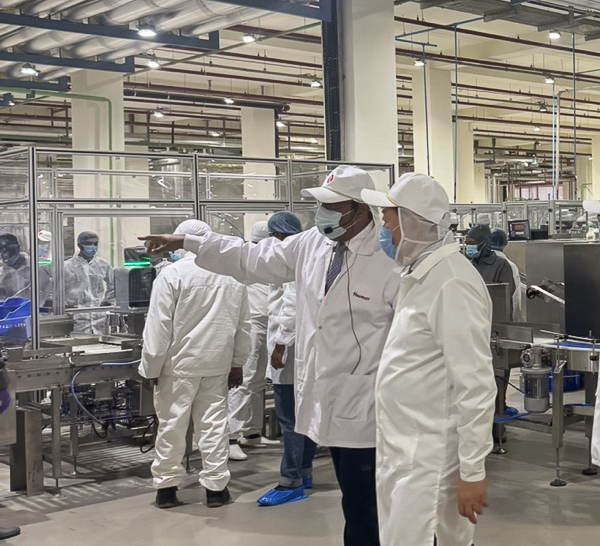 롯데는 6일 인도 푸네시에서 하브모어 신공장 준공식을 개최했다. 신공장은 롯데웰푸드가 2017년 하브모어를 인수한 이후 처음 증설한 생산시설이다. 신동빈 롯데 회장(오른쪽)이 신공장을 둘러보고 있다. 사진=롯데지주