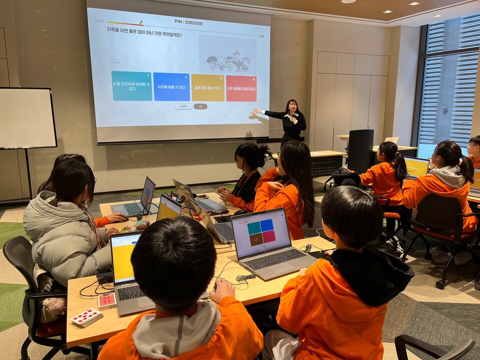 7일부터 8일까지 강원도 홍천에서 열린 제2회 ‘미래에셋 우리아이TDF 행복가족여행’에서 초등학생들이 금융 교육 프로그램에 참여하고 있다. 사진=미래에셋자산운용